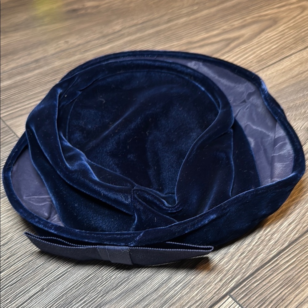 Vintage Elegant rich Navy blue Velvet Hat union made front bow by Beresford